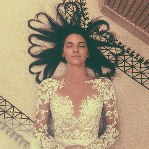 Kendall Jenner har hjärtan i håret. Kanske tänker hon på nya kärleken Lewis Hamilton? Kendall Jenner har hjärtan i håret. Kanske tänker hon på nya kärleken Lewis Hamilton?
